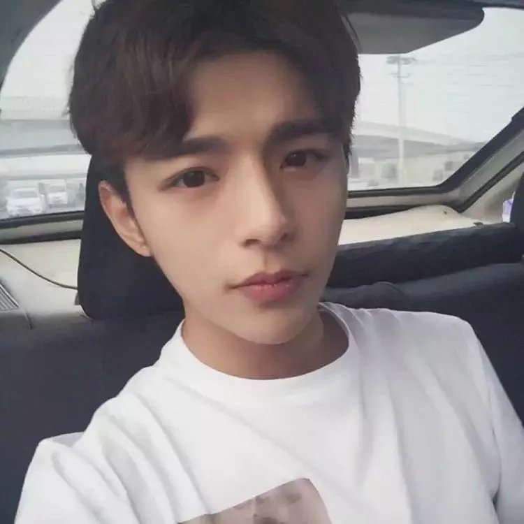 潘梁亚茗